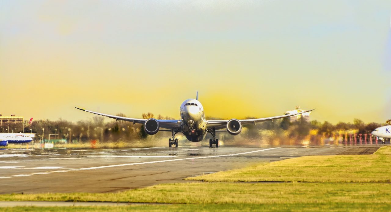 airplane landing UK