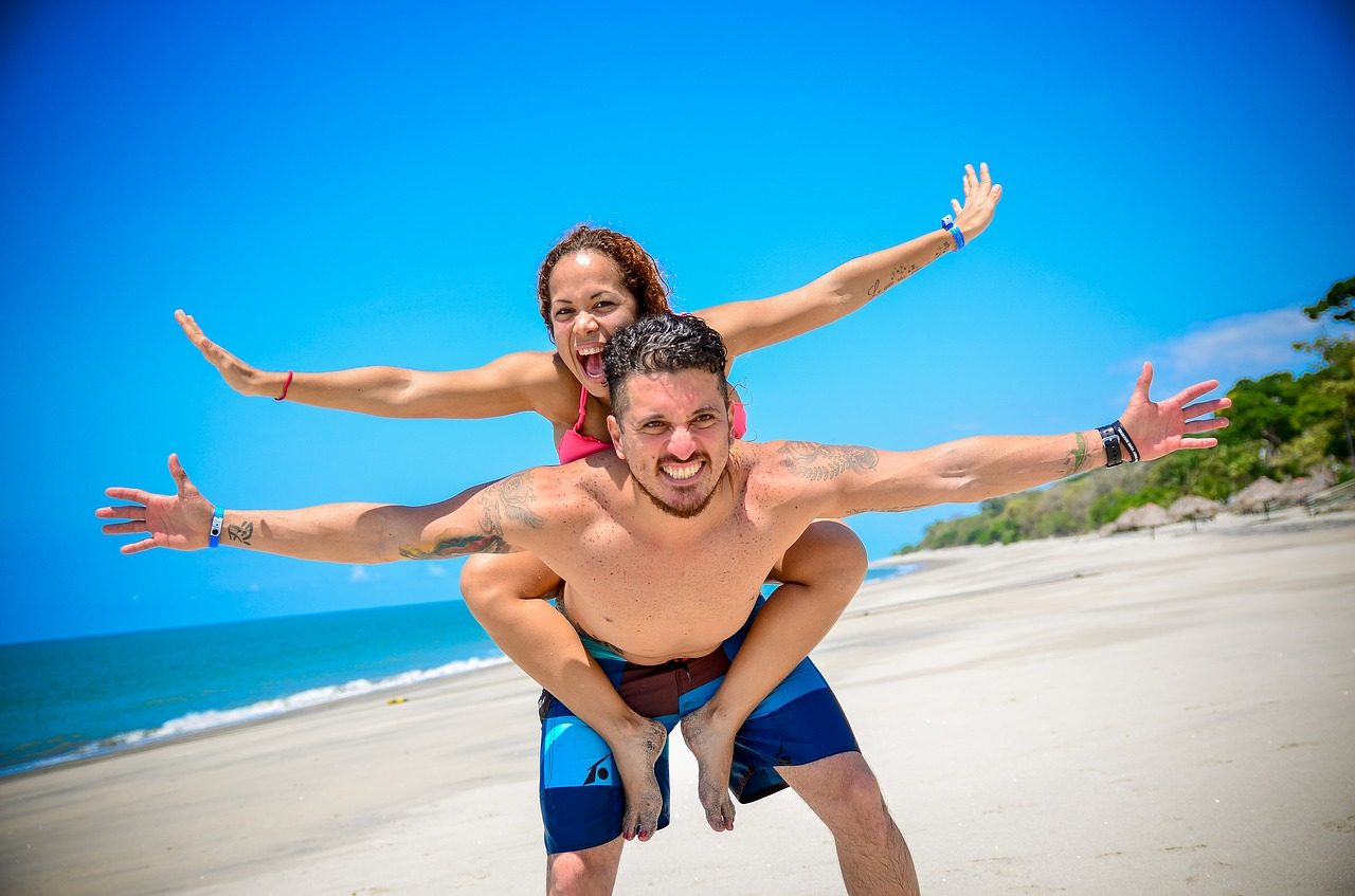 couple-enjoying-seaside-vacation